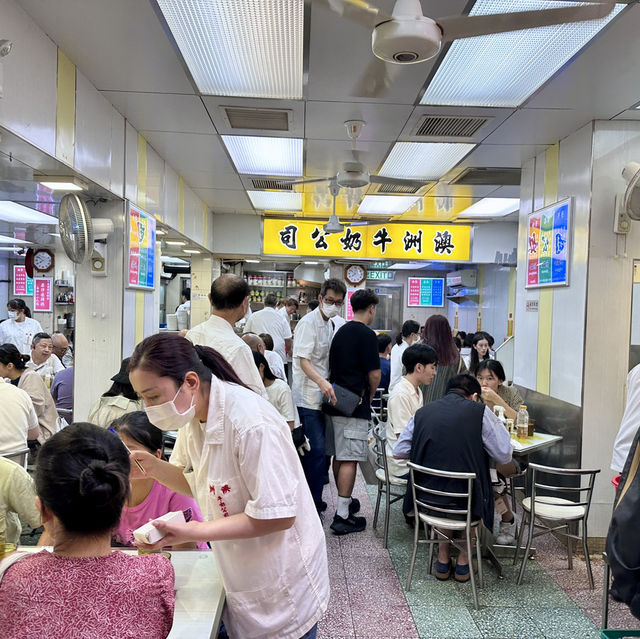 【香港】朝食と牛乳プリンが人気の、常に混んでる香港の老舗茶餐廳「オーストラリア・デイリー・カンパニー（澳洲牛奶公司）」