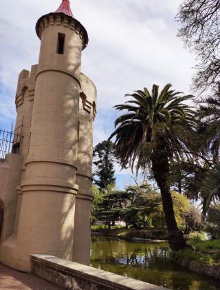 Parque Rodó: Montevideo's main city park, a favorite spot for local youth 🍃
