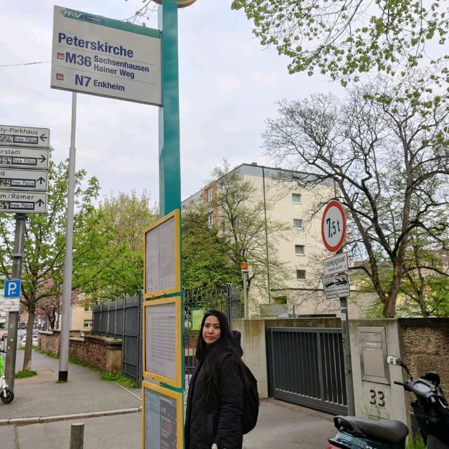 A shortcut through Peterskirchhof 