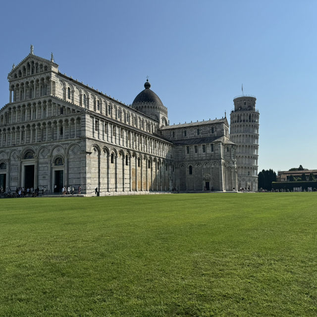The Leaning Tower of Pisa : Effortlessly Tilted
