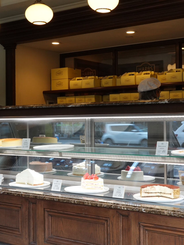 NYC | Tasty fruit cake if Harbs in Soho of NYC 