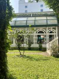 🌳 Beautiful Grounds, Pool & Breakfast Experience