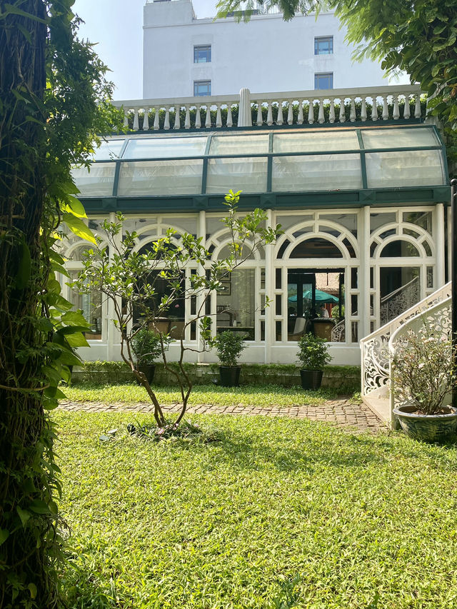 🌳 Beautiful Grounds, Pool & Breakfast Experience