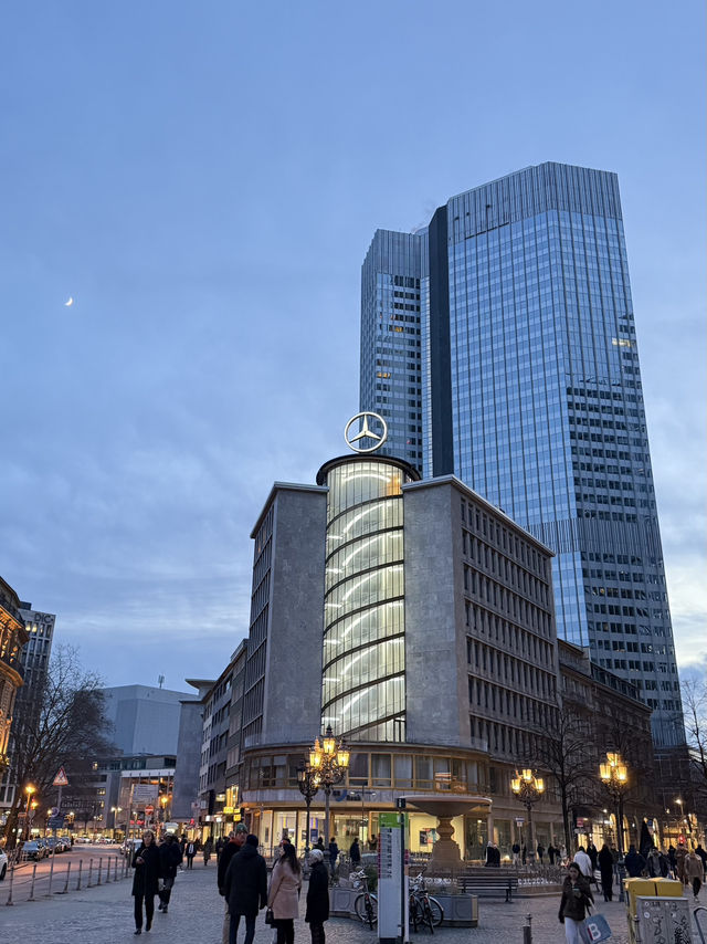 From medieval roots to modern marvels, Frankfurt is a city of contrasts ✨🇩🇪 