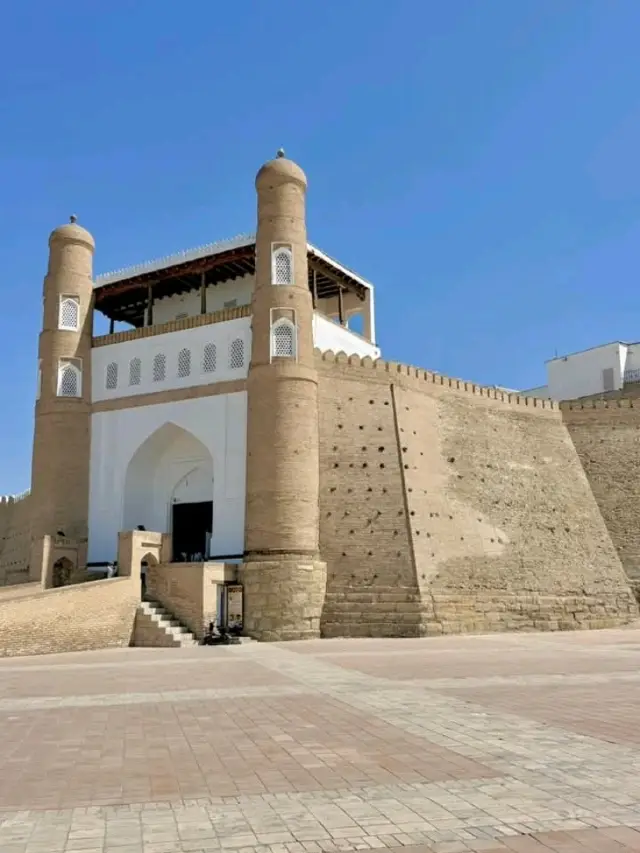 Арк Бухары: построен в V веке н.э., когда-то вмещал 3000 человек