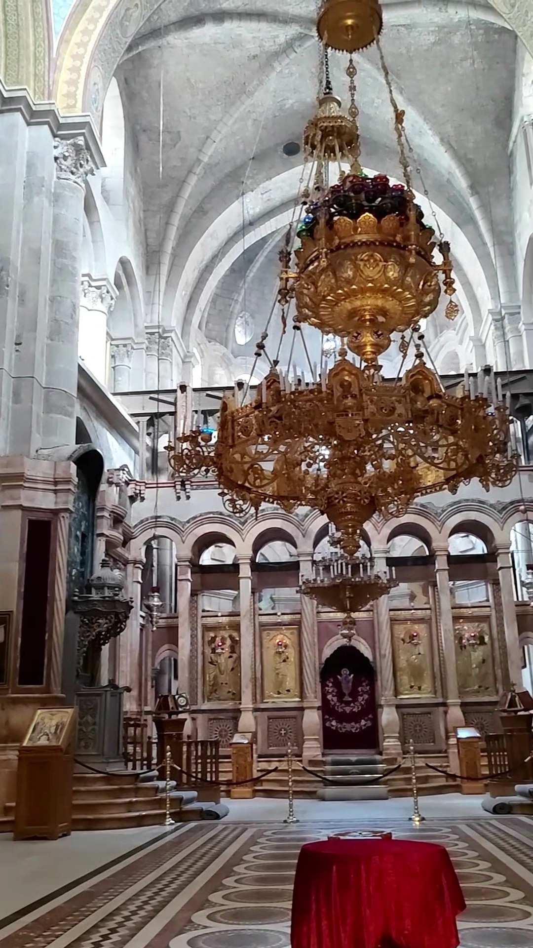 Let's go into the heart of the Church of the Holy Sepulchre