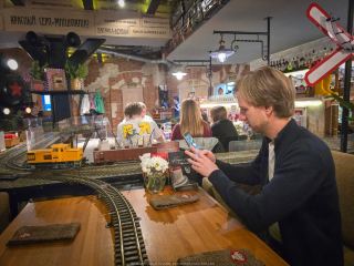俄羅斯沃洛格達特色餐廳：迷你火車為你送餐！ 。