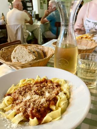 🍽️ €5 Pasta, €7 Meat, and €1.50 Wine – The Most Affordable Traditional Restaurant in Florence