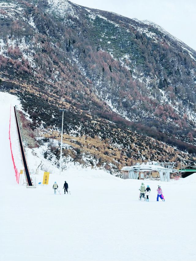 成都娃兒的冬日夢想：鷓鴣山，鵝毛大雪中的滑雪樂園