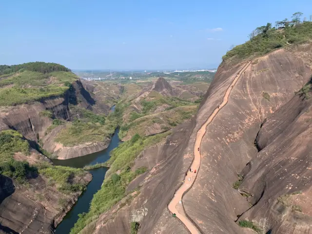 湖南郴州の高椅岭は息をのむような丹霞の山々が広がっています