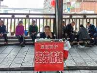 芷江龍津橋，全橋身用杉木卯眼相接，未用任何鐵釘鐵器，歷史上一直是湘黔公路的要塞，史稱“三楚西南第一橋