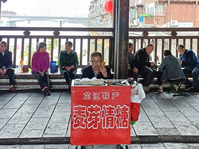芷江龍津橋，全橋身用杉木卯眼相接，未用任何鐵釘鐵器，歷史上一直是湘黔公路的要塞，史稱“三楚西南第一橋