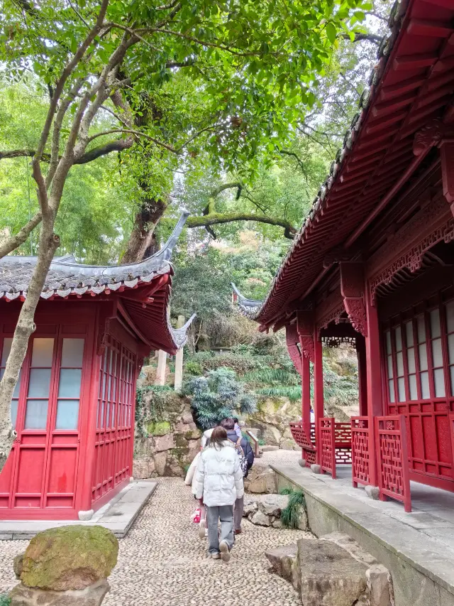 서릉인사: 서호 고산에 숨겨진 예술 보물지로, '천하 제일 명사'라는 칭호를 가지고 있습니다