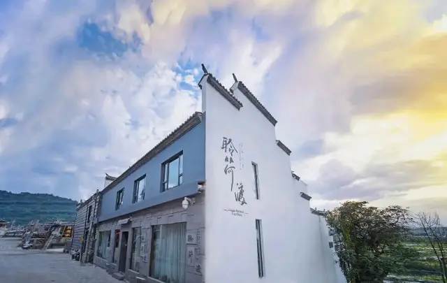 Ling He Du Heshun Panoramic Hot Spring Inn (Tengchong Store) offers a high-quality accommodation experience