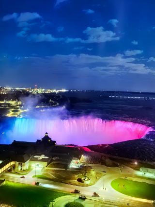 Niagara Fallsview Marriott Hotel: The 'Ceiling' Overlooking the Magnificent View of Niagara Falls