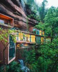 國內首家洞穴酒店，竟藏在深山懸崖的瀑布裡