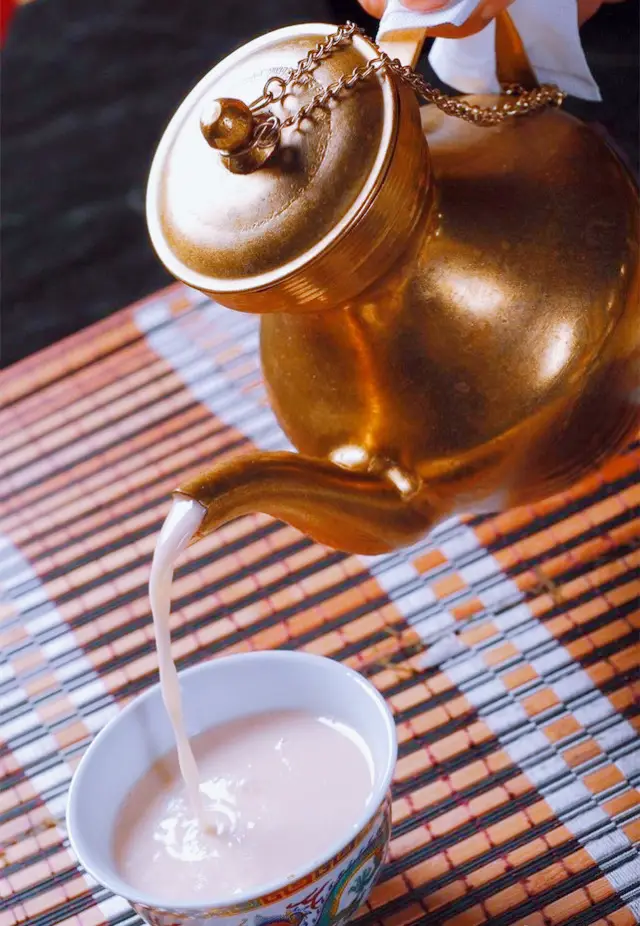 Tibetan Cuisine: How Popular Sweet Tea is in Lhasa.