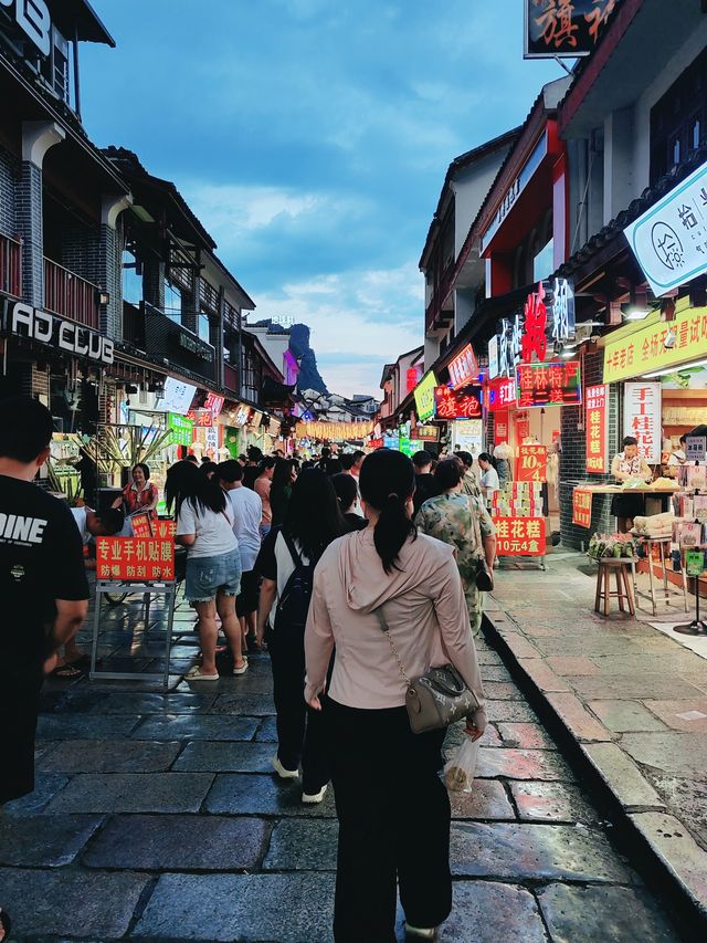 阳朔縣是中國廣西壯族自治區桂林市轄下的縣，位於漓江西岸，距離桂林市區65公里。阳朔以其獨特的自然風光而聞名,被譽為"桂林山水甲天下,阳朔堪稱甲桂林",這高度概括了阳朔自然風光在世界上所佔有的重要位置。阳朔的自然風光可以用四個詞形容:"山青、水秀、峰奇、洞巧"。