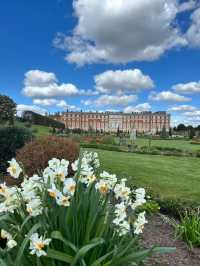 Discover the Enchanting Hampton Court Palace in London