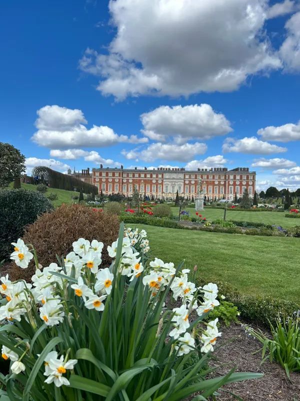 Discover the Enchanting Hampton Court Palace in London