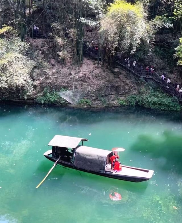 舟行碧波上，人在畫中遊