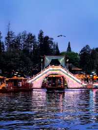 夕陽登畫舫，夜泊歸來已是燈火闌珊。