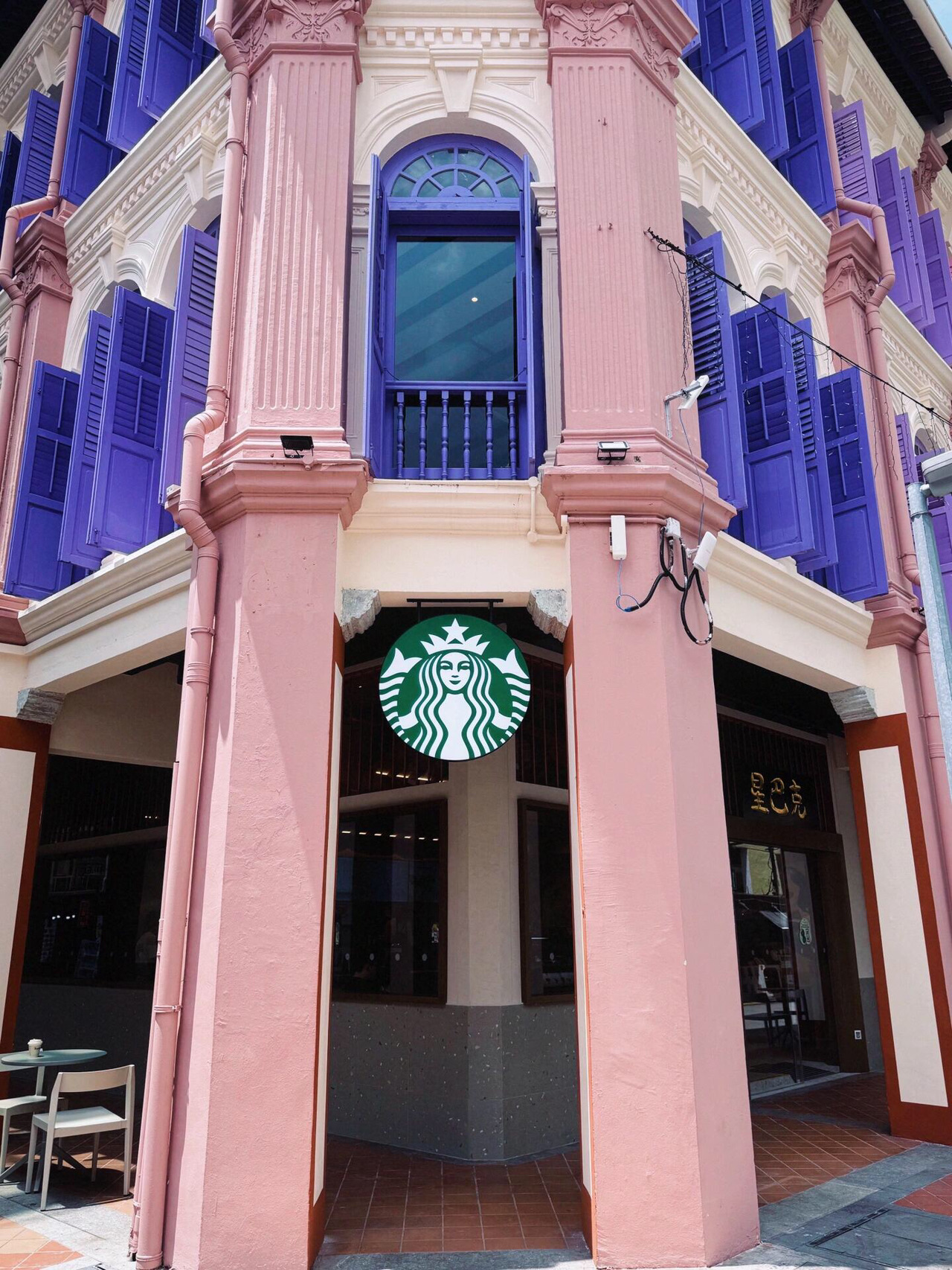  #SingaporeAttractions Kyoto has a century-old machiya Starbucks, and now Singapore has a century-old shophouse Starbucks too! It’s right in Chinatown, a must-visit spot for everyone～

This Starbucks currently has two floors open. The second floor is spacious with a great view and even has power outlets, perfect for working or studying. Speaking of photos, the best spot is definitely by the window! If you want to take beautiful pictures, you can sit by the window yourself and have your companion stand across at the Chinatown building, taking your photo through the purple window lattice for a stunning shot.

The store’s exclusive items are a collaboration with Lao Cheng Chang, including char siu chicken pastry, coffee pineapple bun, and coffee egg tart; plus there’s the Ying Yang Frappuccino and the super long-named Black Sesame Tofu Pudding Oat Milk Frappuccino. The pineapple bun is very crispy, and it crumbles easily with a light touch of a fork. The tofu pudding in the black sesame Frappuccino is delicious, with a rich texture more like tofu pudding—I think it’s much better than Ah Kun’s version. However, the black sesame part tastes a bit over-roasted, lacking aroma and even slightly bitter; not sure if it pairs well with oat milk.

Worth mentioning, there’s also a discount store next door selling Starbucks merchandise!

📍Starbucks (Smith Street)