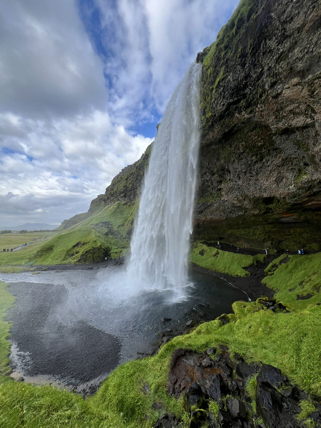 Waterfalls, Craters, and The Blue Lagoon: Six Must-See Spots in Iceland 🇮🇸 🌋 