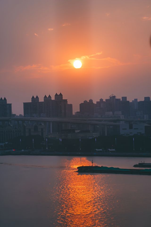 梅奔唔止可以開演唱會｜仲有江景餐廳