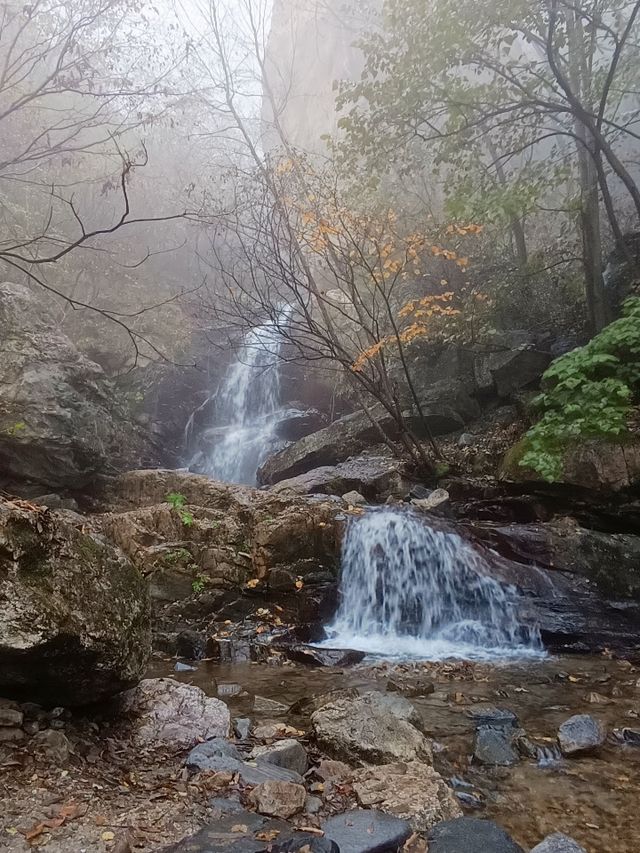 石家莊周邊｜阜平天生橋秋色絕了！雨中仙境美到窒息