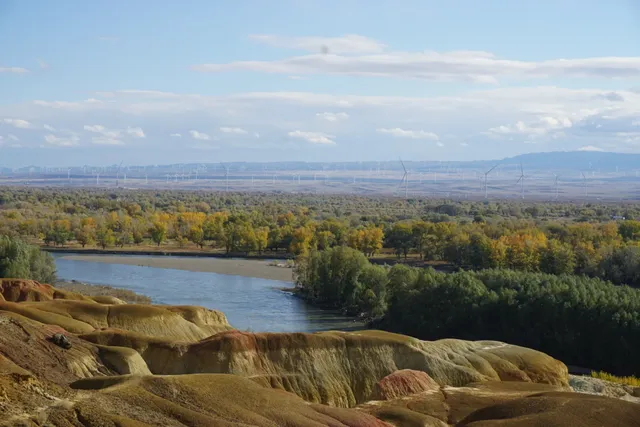 阿勒泰美翻的五彩灘