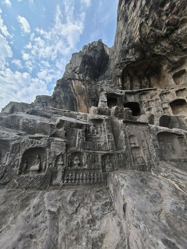 伊闕山水，龍門石窟