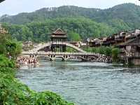 張家界 + 天門山 + 鳳凰古城 5 天 4 晚私人定製小包團（4-7 人）全程純玩無自費無購物 詳細行程與報價（不含餐）