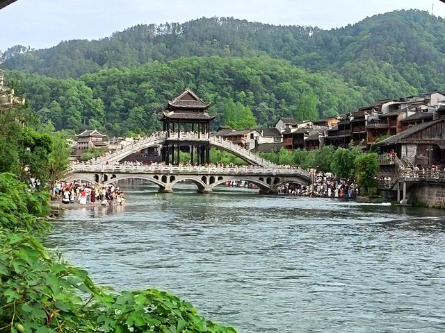 張家界 + 天門山 + 鳳凰古城 5 天 4 晚私人定製小包團（4-7 人）全程純玩無自費無購物 詳細行程與報價（不含餐）