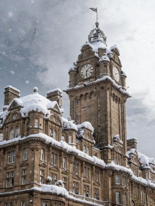 エディンバラの雪に触れ、百年の石壁の優しさを感じる旅へ