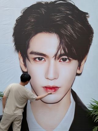 This giant poster was displayed in Yichang at a temperature of 3 degrees Celsius.