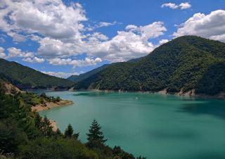 四川省綿陽市平武県にある天目湖（白馬天目湖とも呼ばれる）は、この地域でよく知られた観光名所である。