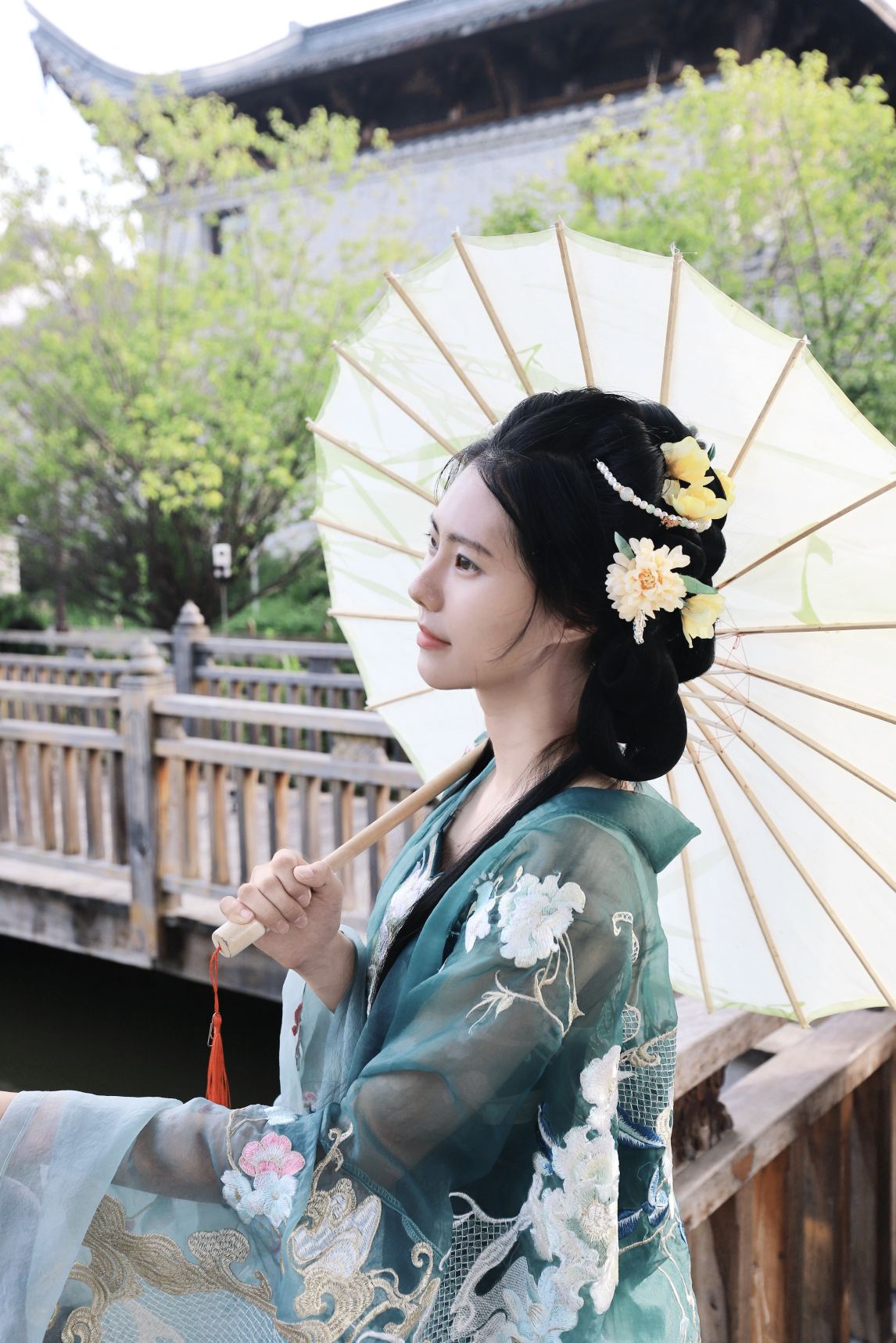 สายลมพัดผ่านเรือนร้อยตระกูล อาภรณ์พลิ้วไหวเปี่ยมด้วยบทกวีสีมรกต