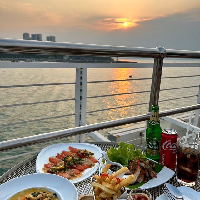 Ocean sky pattaya 海上餐廳酒吧