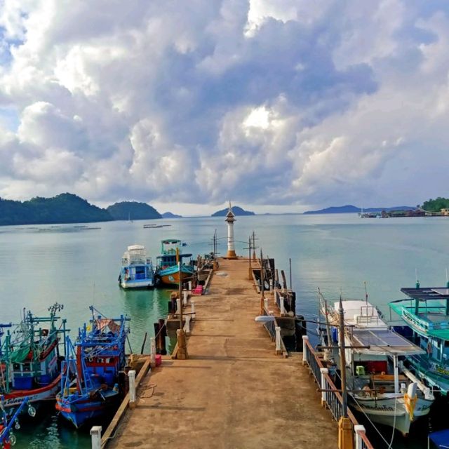 ท่าเทียบเรือบ้านสลักเพชร