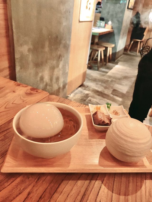 🍜立体派拉麵-「🦀涼風紅楚蟹高湯鹽冷麵」視覺味覺極上享受！