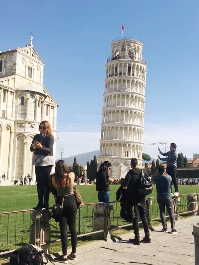 意大利🇮🇹比薩斜塔前沒有人是正常拍照