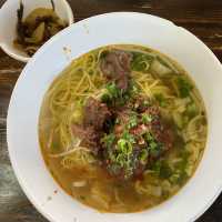 กินบะหมี่หม่าล่าท้าลมหนาวที่ร้านบะหมี่เจ๊หัว 🍜