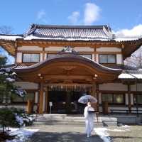 京都 北野天満宮の『なで牛』に雪が積もっていた。