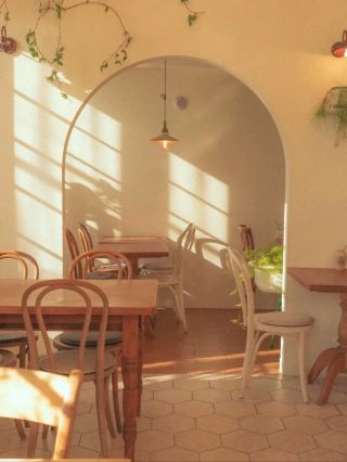 "Café de Blanc," an emotional café reminiscent of a village café in a foreign travel destination.