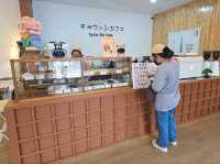 คาเฟ่อบอุ่น โดนัทอร่อย ในตัวเมืองกาญ