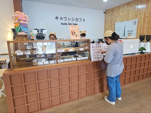 คาเฟ่อบอุ่น โดนัทอร่อย ในตัวเมืองกาญ