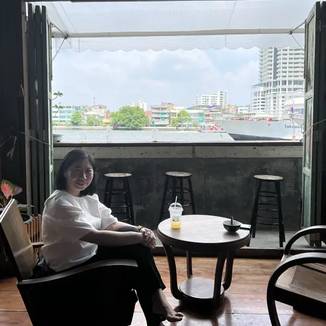 Grandpa and Grandma's House, một quán cà phê đẹp và cổ điển nằm trên bờ sông Chao Phraya
