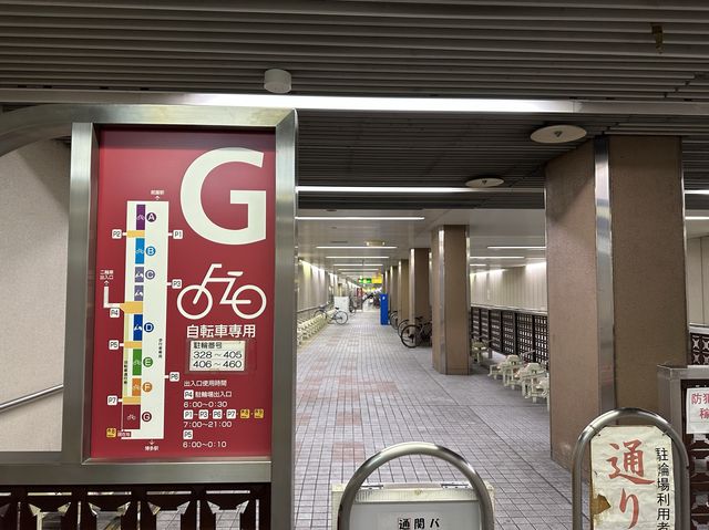 福岡・博多。博多駅の地下街と地下鉄祇園駅を結ぶ『祇園駅(博多旧市街口)方面連絡通路』と『Fギャラリー』