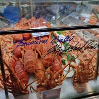 Great market with various food options 
